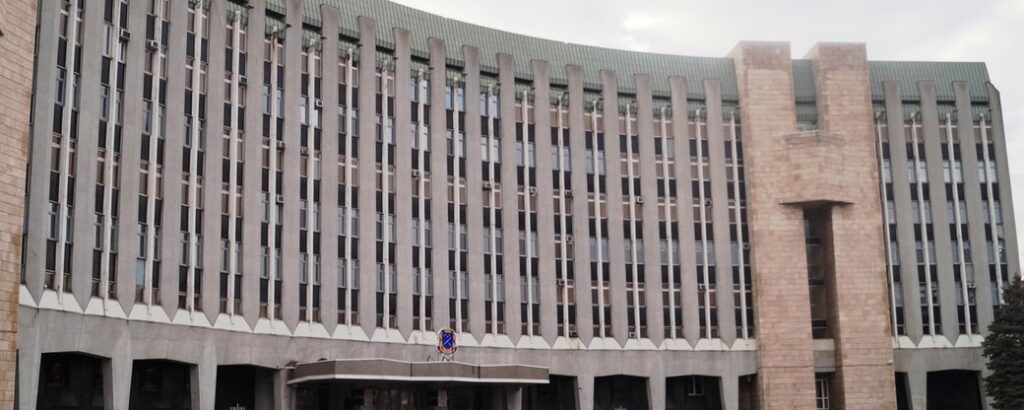 У Дніпрі на позачерговій сесії міськради скоротили 655 посадовців міськради та її структур
