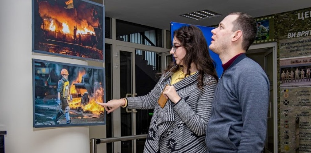 У ДніпроОДА відкрили фотовиставку до Дня Героїв Небесної Сотні
