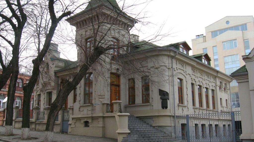 ПриватБанк вдруге намагається позбавитись “будинку обласних вождів”