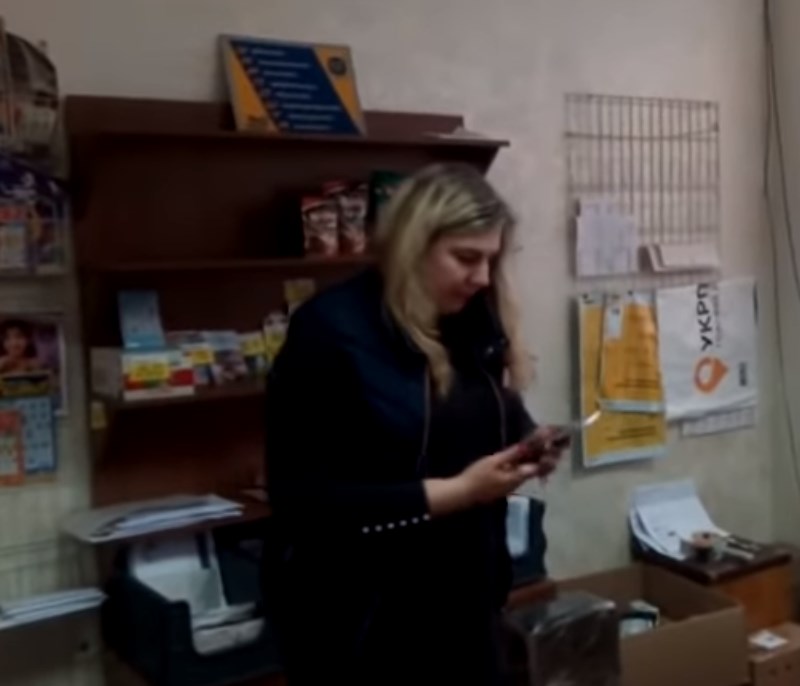 Мовний скандал на “Укрпошті” закінчився звільненням співробітниці