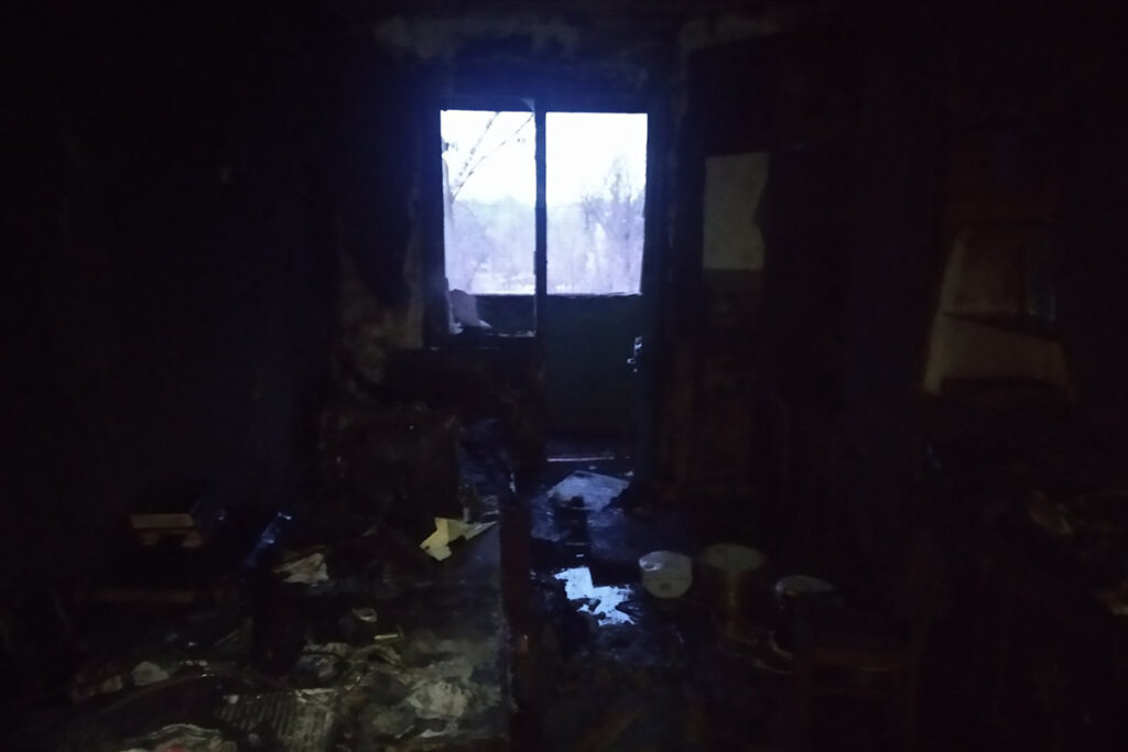 Під час ліквідації пожежі у м. Покров вогнеборці врятували чоловіка