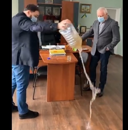Депутат залив смердючими нечистотами кабінет мера у Павлограді