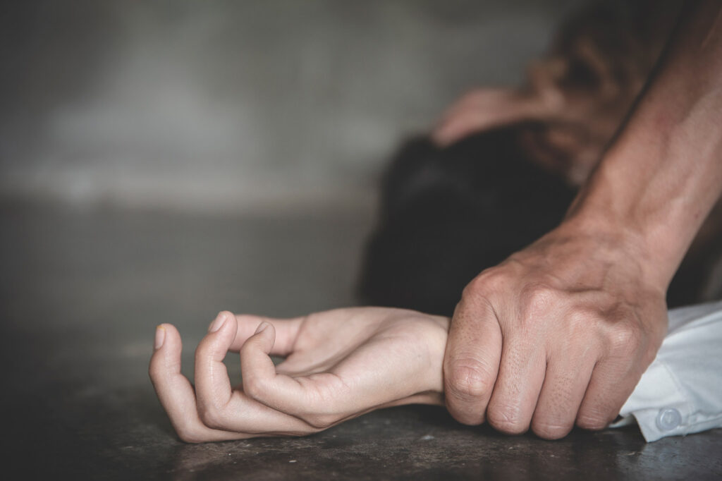 Судитимуть кам’янчанина, який, погрожуючи ножем, зґвалтував дівчину