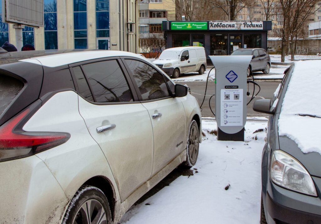 На парковках Дніпра встановлять зарядні станції для електрокарів
