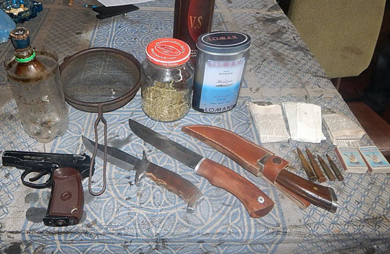 На Дніпропетровщині під час обшуків поліцейські вилучили наркотики та зброю