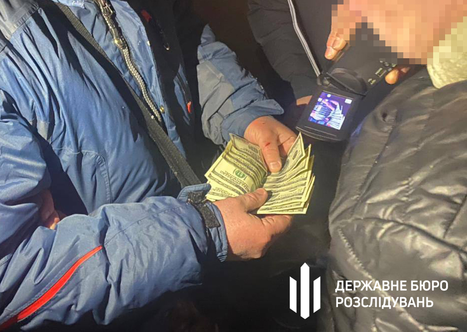 На Дніпропетровщині ДБР викрило поліцейського зі спільником на вимаганні грошей