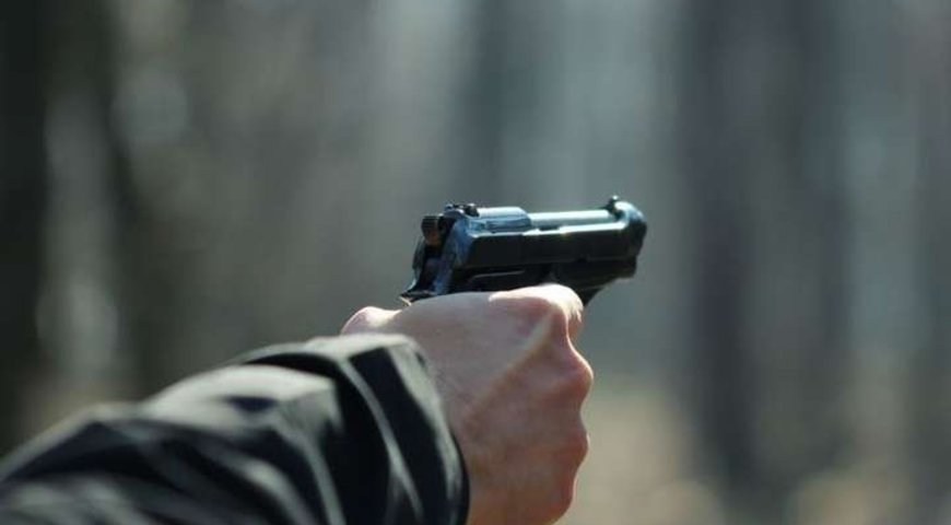 У П’ятихатках затримали трьох мешканців, які влаштували стрілянину посеред вулиці