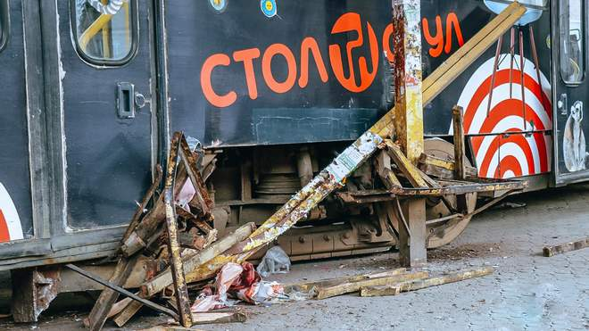 У Дніпрі трамвай зійшов з рейок та перебив жінці ногу