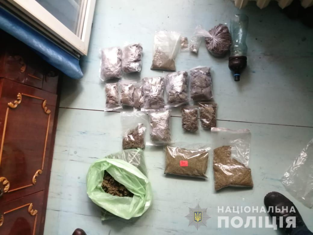 Криворіжанин зберігав вдома наркотики на суму майже 200 тисяч гривень