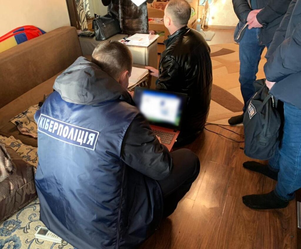 Кіберполіція Дніпропетровщини викрила інтернет-торгівця неіснуючими меблями