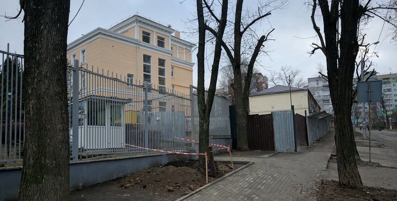 В Дніпрі на місці зеленої зони продовжується незрозуміле будівництво