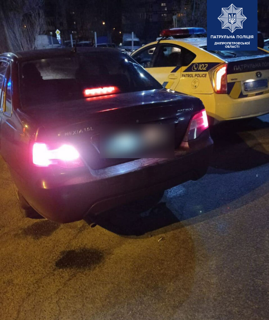 У Дніпрі троє мешканців незаконно відібрали у таксиста автомобіль