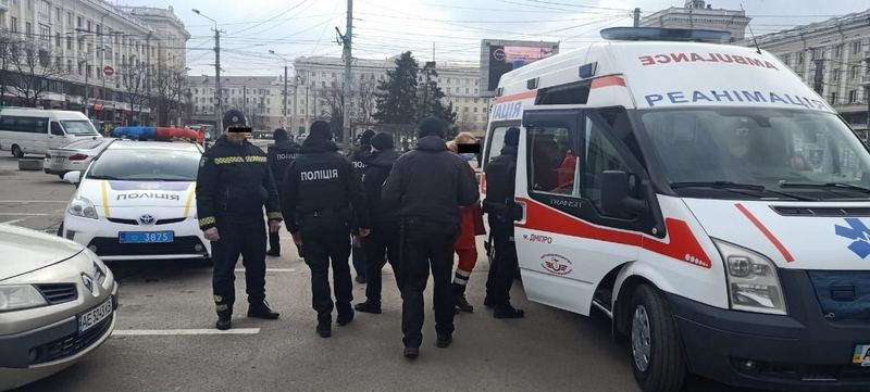 Таке витворяв! Біля вокзала в Дніпрі затримали наркомана, який був не в собі (фото)