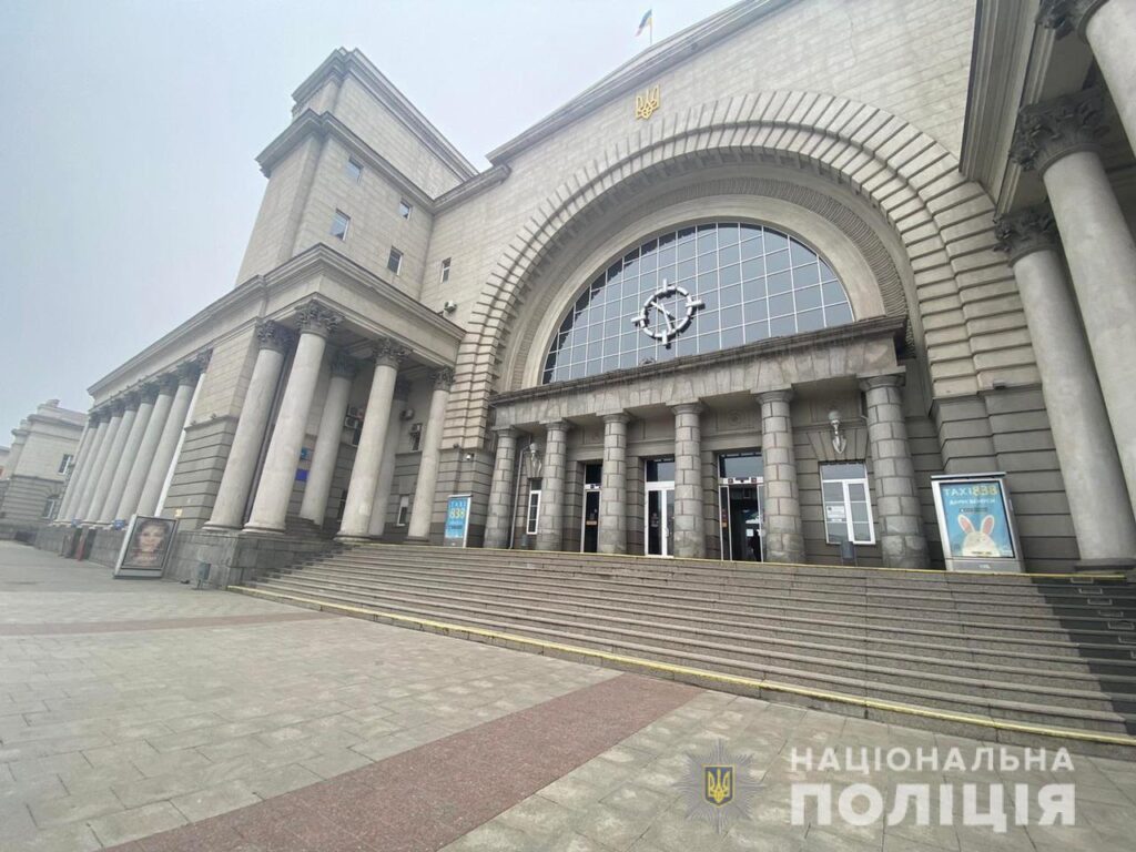 У Дніпрі затримали двох чоловіків за пограбування на залізничому вокзалі