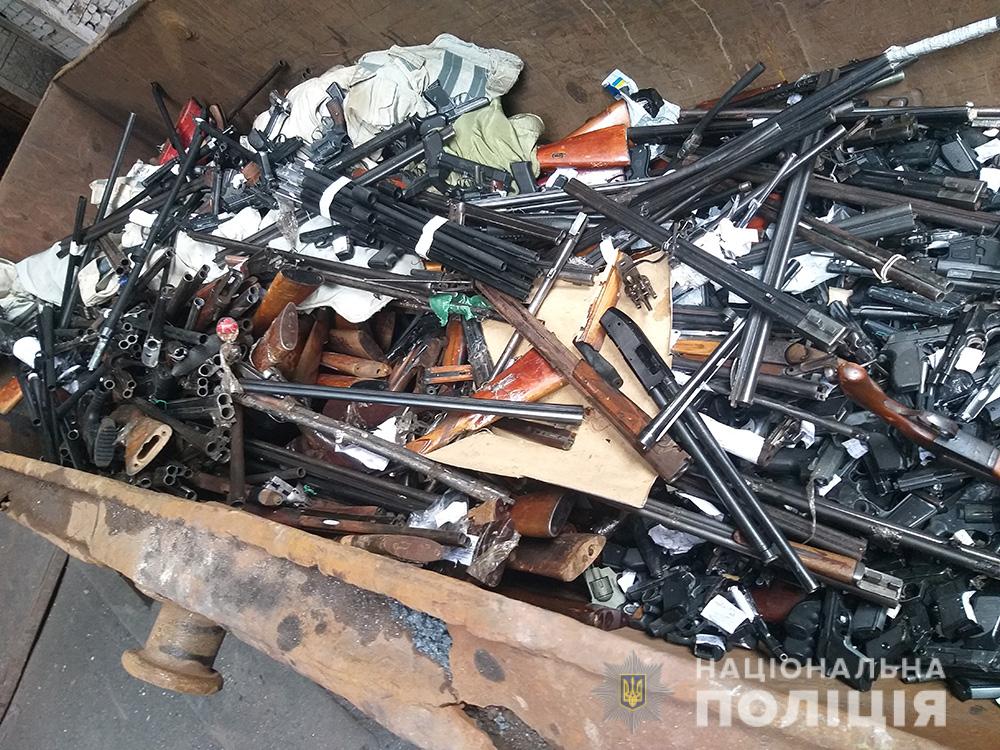 На Дніпропетровщині поліцейські видовищно утилізували незаконну зброю (фото/відео)