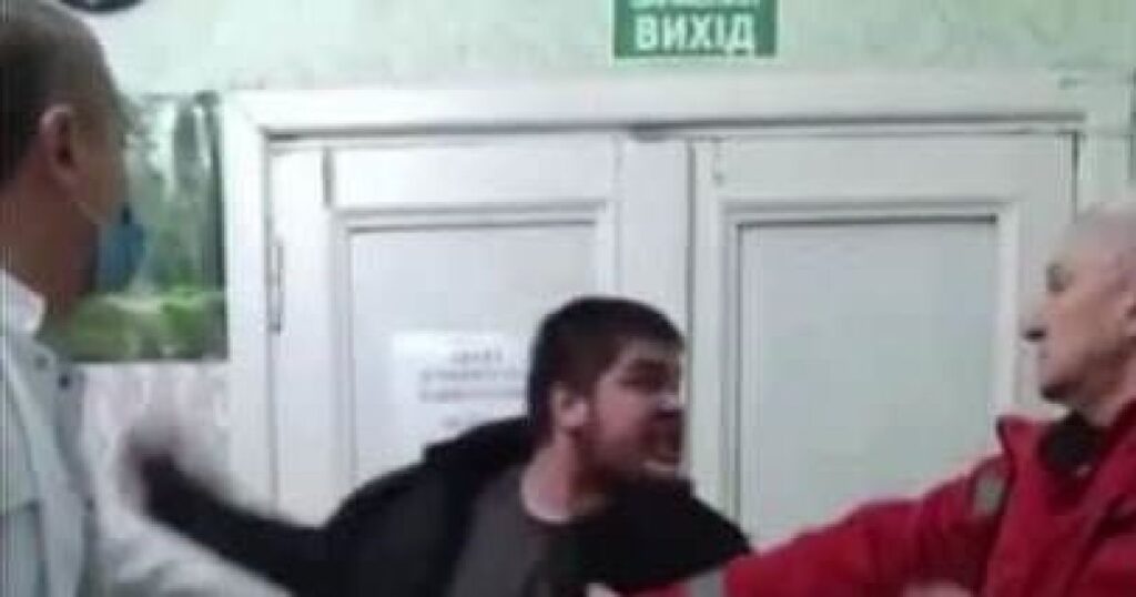 Лаявся та нападав на медиків. На Дніпропетровщині бешкетник вчинив погром в лікарні