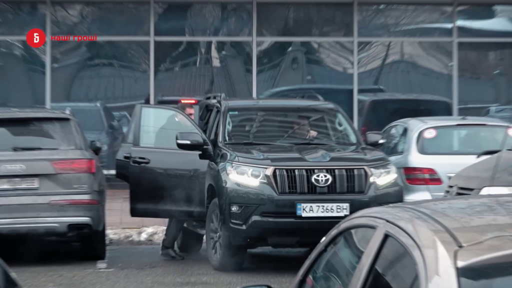 Найдорожчий Роллс-Ройс та підсанкційний Майбах: якими авто оновили свої автопарки нардепи у 2021 році (відео)