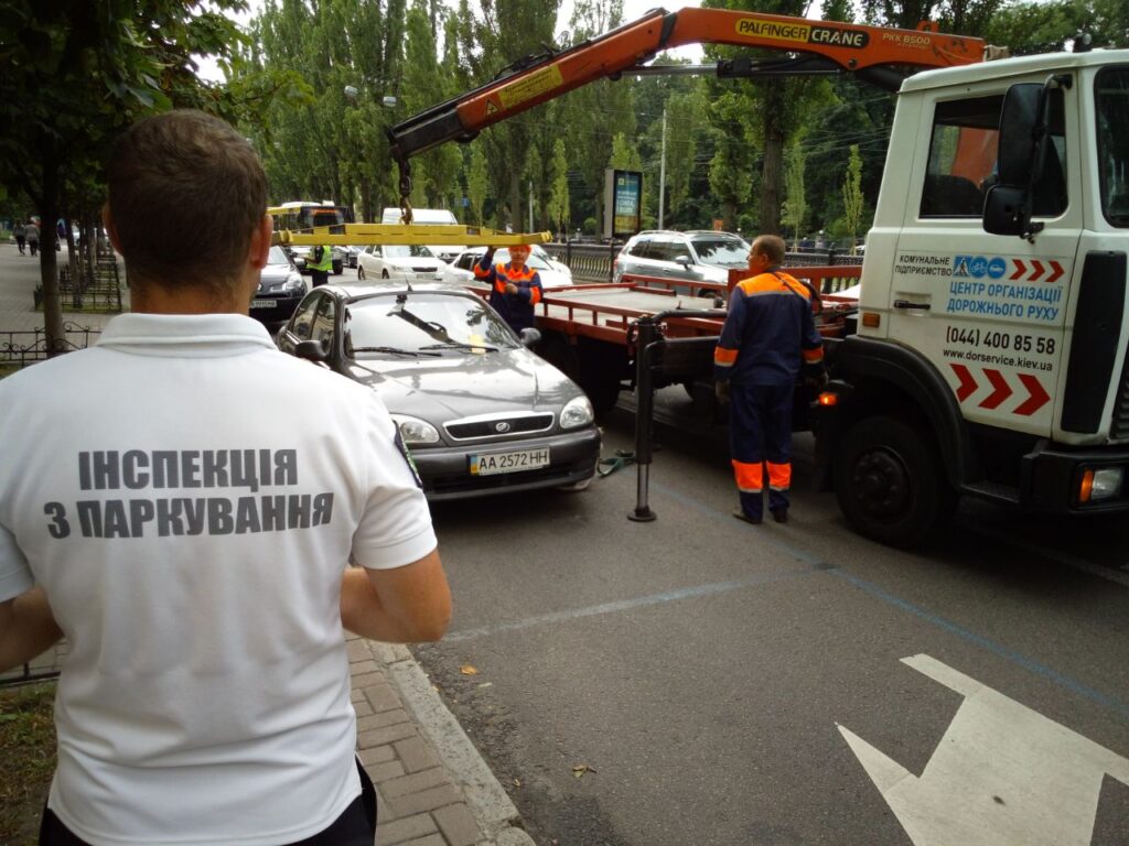 Паркувальна інспекція Дніпра віддає 37 мільйонів фірмам екс-комунальника