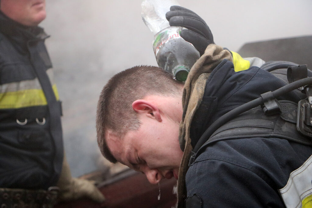 Дніпровські вогнеборці ліквідували пожежу у підвалі одного підприємства (фото/відео)
