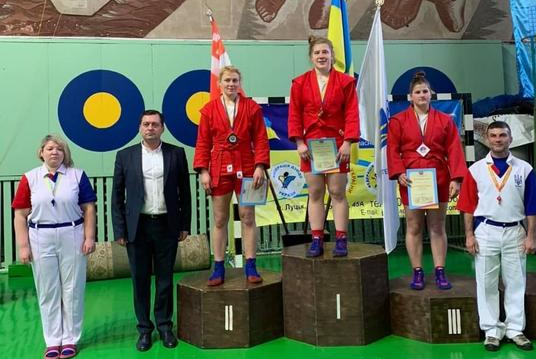 Самбістки з Кривого Рогу взяли золоті та срібні медалі на чемпіонаті України