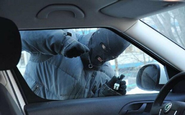 Троє іноземців пограбували автівку жителя Підгородного
