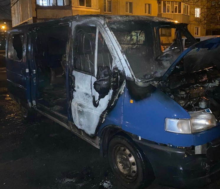 На Дніпропетровщині у дворі багатоповерхівки згорів мікроавтобус