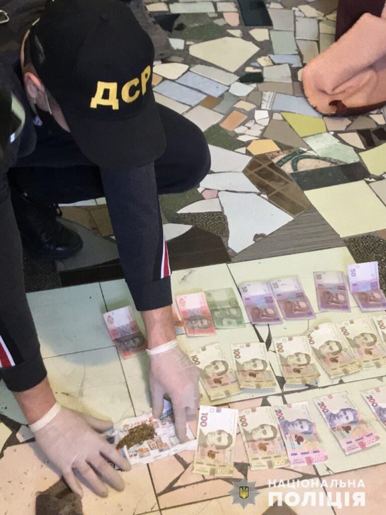 Кримінальний авторитет, сидячі у в’язниці, налагодив постачання наркотиків у колонію (фото/відео)