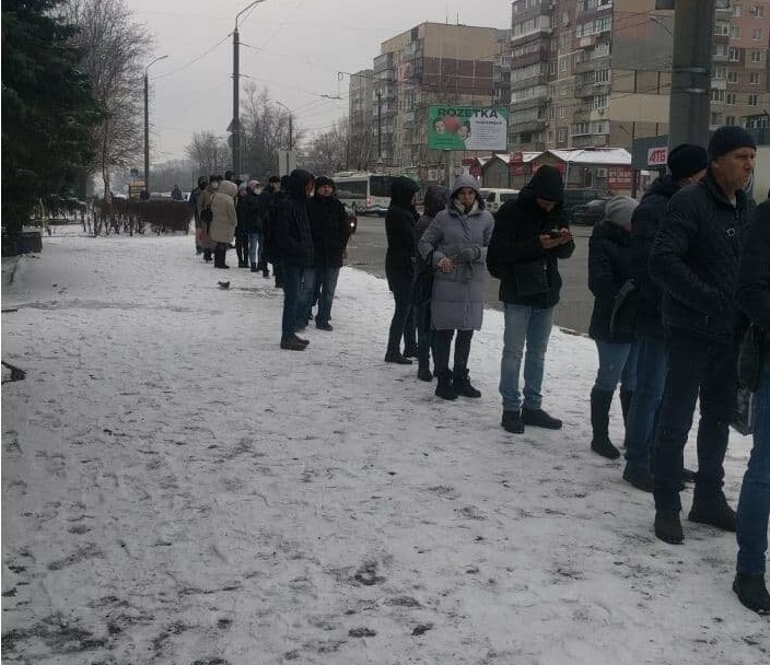 У Дніпрі через посилення карантину автобуси не забирали пасажирів на зупинках