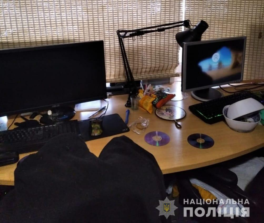 У Вільногірську поліція встановила чоловіка, який розповсюджував дитячу порнографію