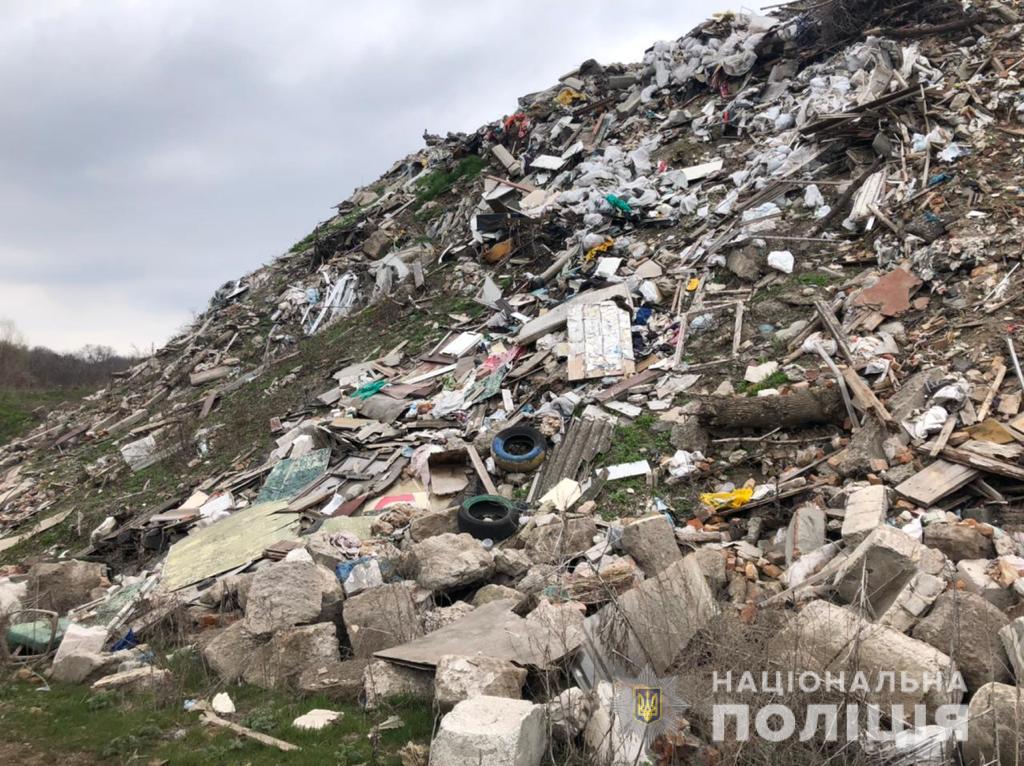 На Дніпропетровщині посадовці організували незаконне сміттєзвалище