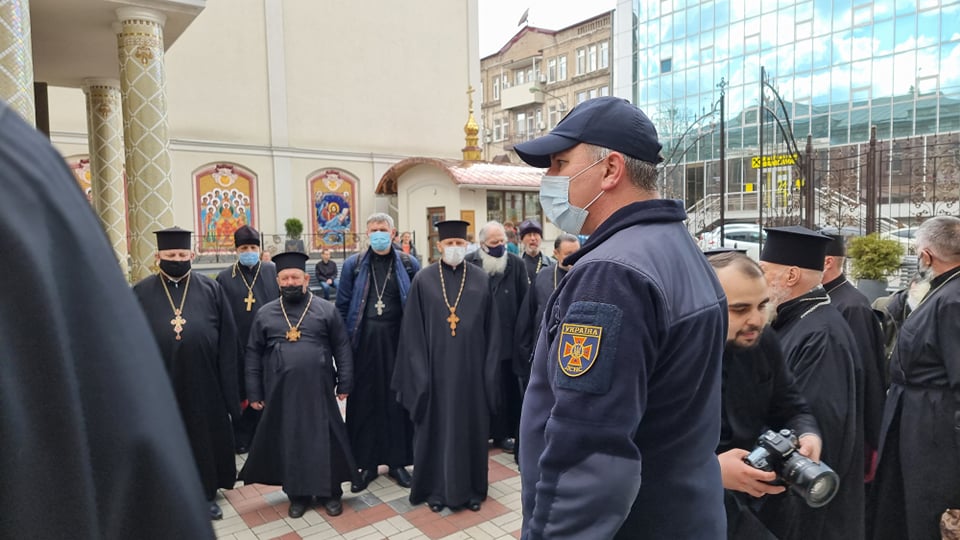У Дніпрі напередодні Великодня рятувальники інструктують священників