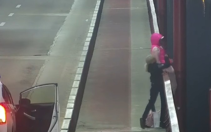 Поліцейські врятували молоду жінку за крок до самогубства