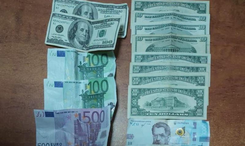 У 71-річного дніпрянина грабіжники відібрали євро, долари та гривні