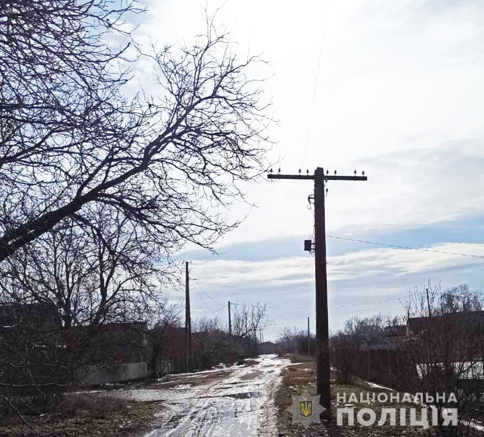 У Покрові юнак вирізав 400 метрів телефонного кабелю