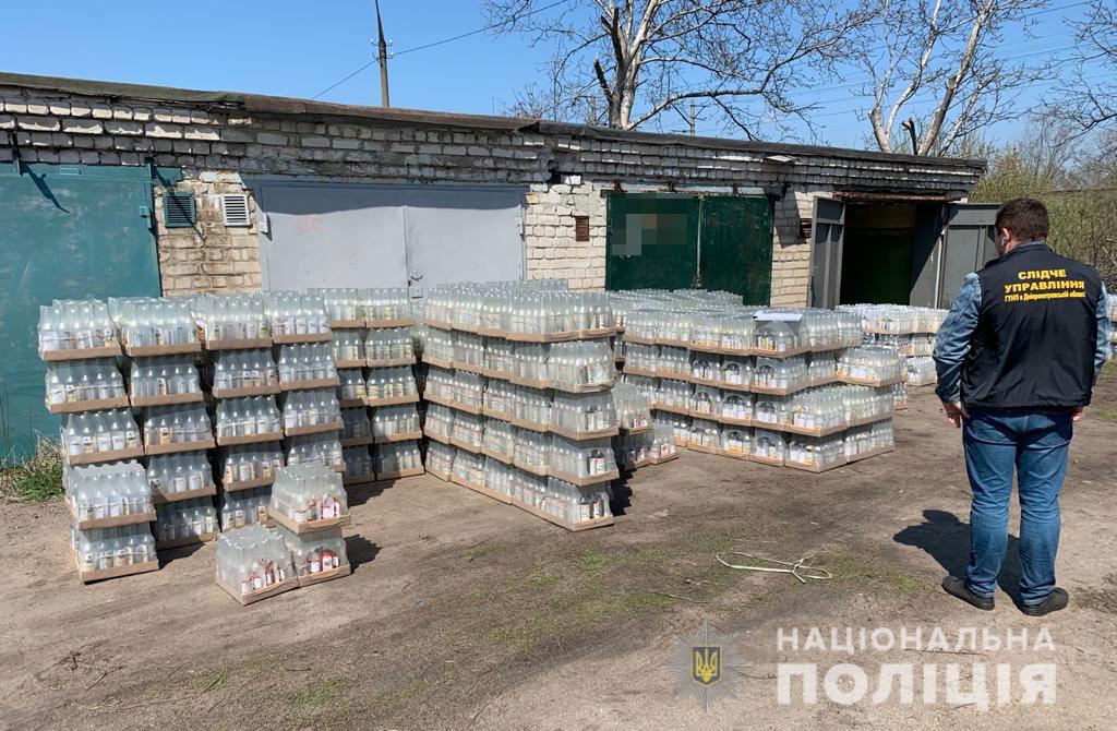 Сім різних підрозділів поліції перекривали один канал постачання фальсифікату (фото/відео)
