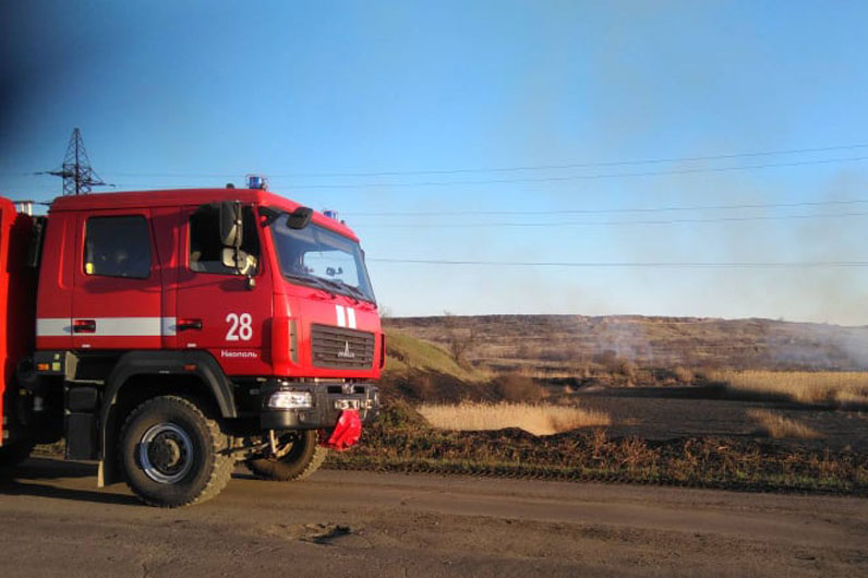 На Дніпропетровщині надзвичайники рятують з полум’я людей та їжаків (фото/відео)
