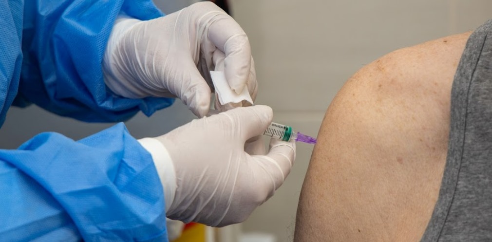 На Дніпропетровщині щеплення від коронавірусу вже зробили понад 4 тис людей 80+