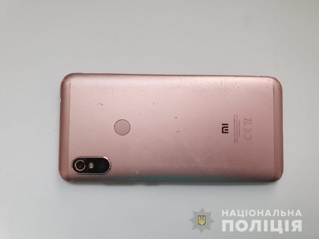 У Нікополі дівчина ошукала свою подругу