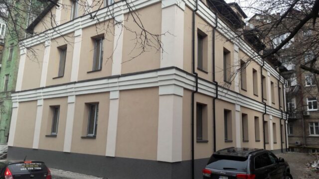 Рішення судді з Дніпра, який переховується від слідства, використали для захоплення землі у центрі Києва