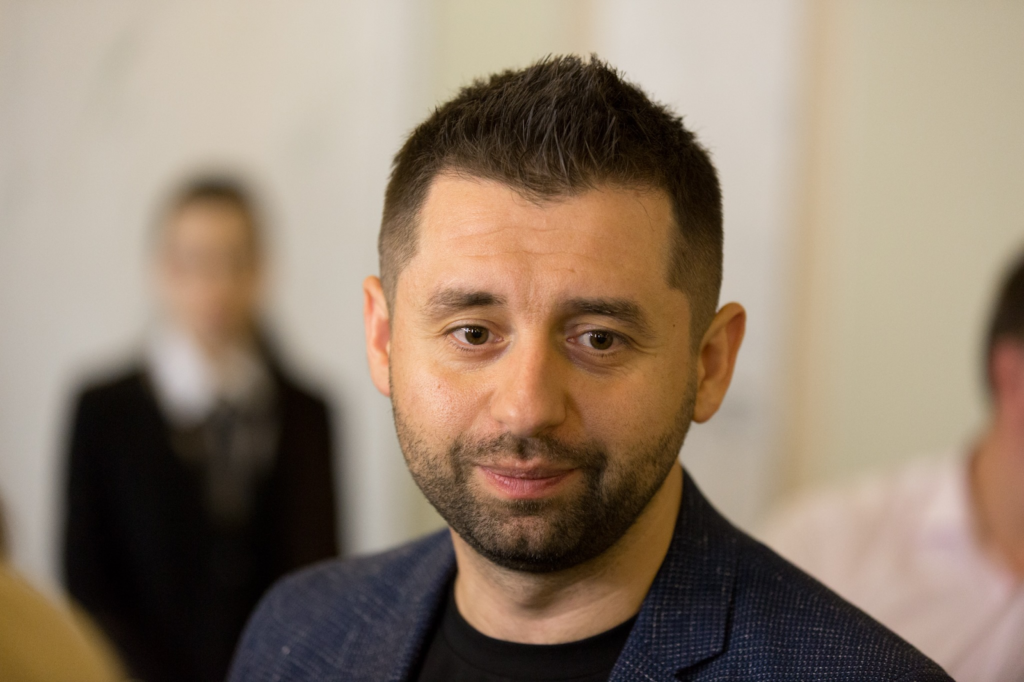 Давид Арахамія: Якщо ви почуєте про будь-яке комерційне постачання вакцин до листопада цього року, то це фейк