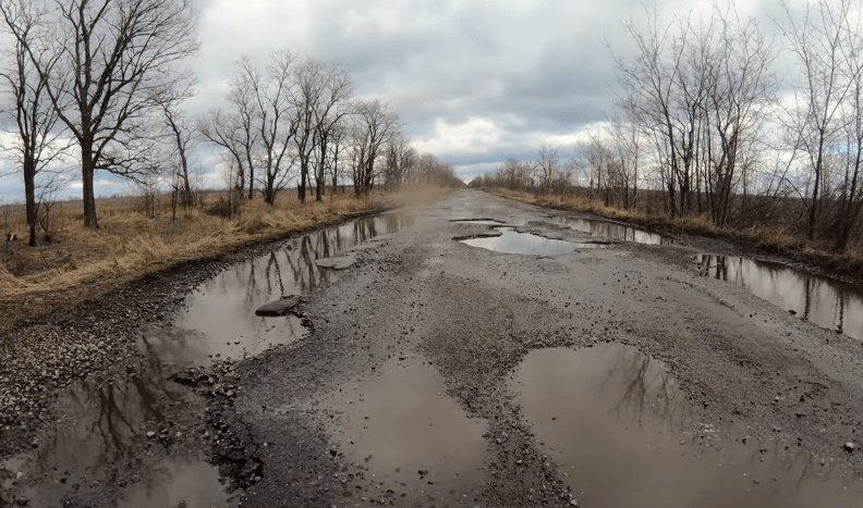 Через відсутність дороги мешканці села на Дніпропетровщині залишились відрізаними від світу