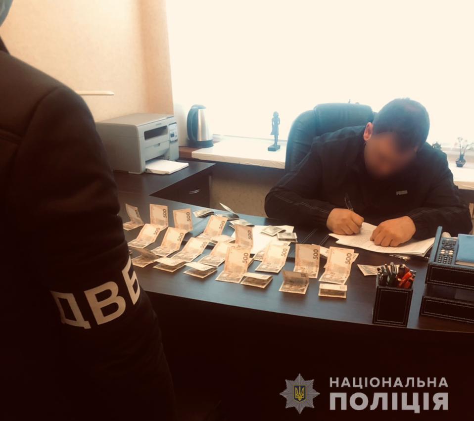 У Кривому Розі підозрюваний пропонував поліціянту 5000 доларів