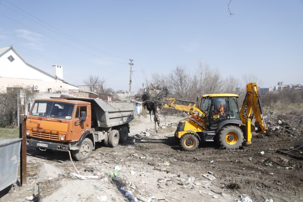 У Дніпрі ліквідовують стихійні сміттєзвалища