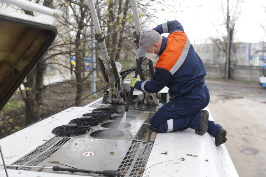 У Дніпрі електротранспорт готують до літнього сезону