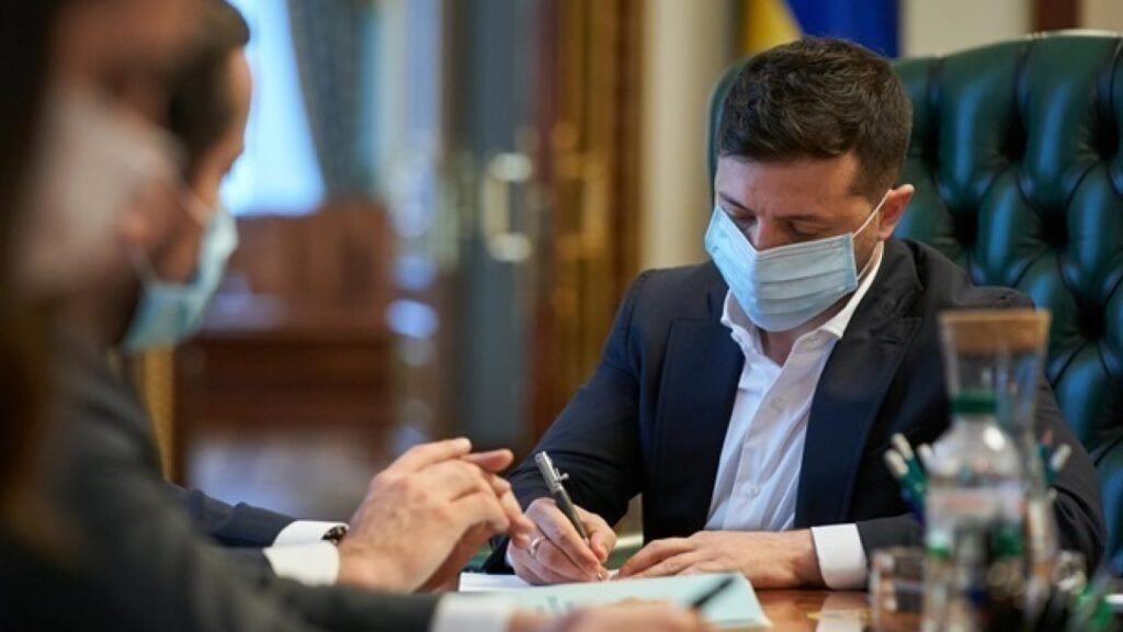 Удар по корумпованим митникам: Зеленський ввів санкції проти 13 осіб та  95 компаній (список)