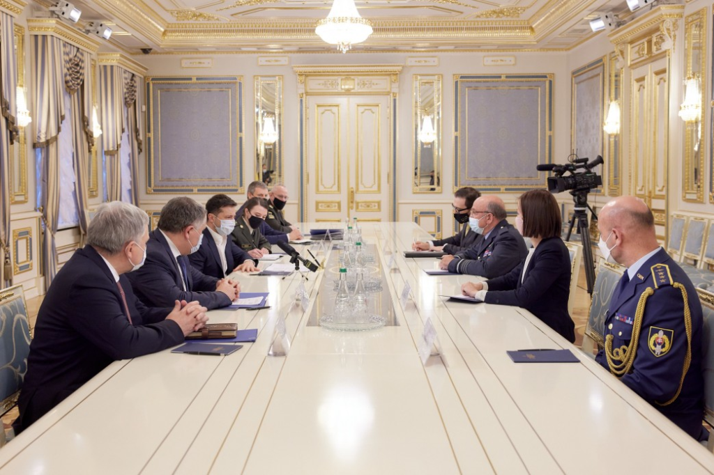 Президент зустрівся з головою Військового комітету НАТО