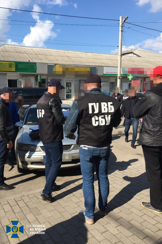 В Павлограді двоє поліцейских продавали наркотики: їх затримала СБУ