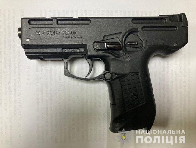 У Кам’янському затримали “розбійника” у масці: його звинувачують у ряді нападів на офіси та магазини