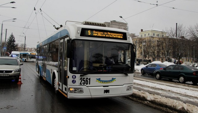 На Перемозі чоловік потрапив під колеса тролейбуса
