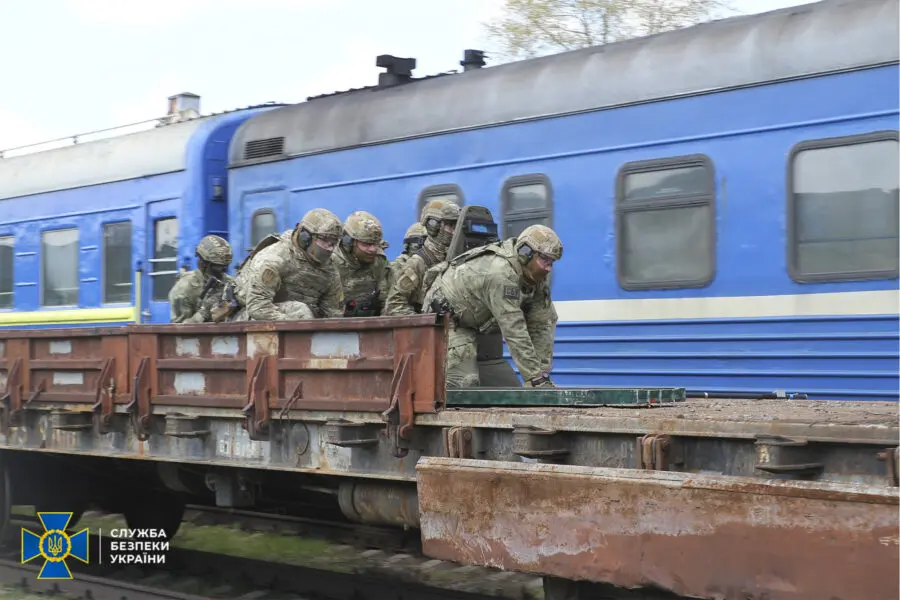У Дніпрі СБУ взяли шутрмом потяг з терористами: з’явилися кадри масштабних антитерористичних навчань